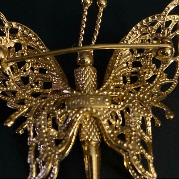 Vintage Monet Butterfly Brooch Pin Gold Toned Metal Textured Filigree Whimsical - Picture 3 of 3